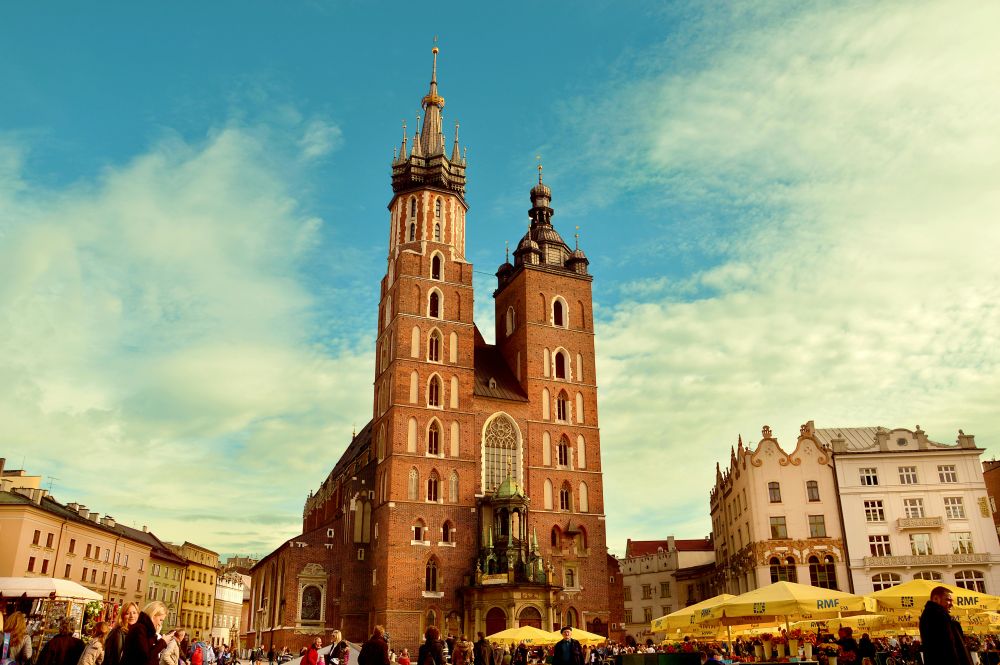 Widok na fragment krakowskiego rynku i Kościół Mariacki